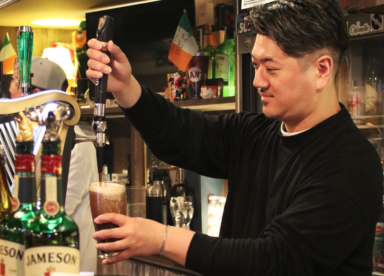 オーナーがビールを注ぐ姿